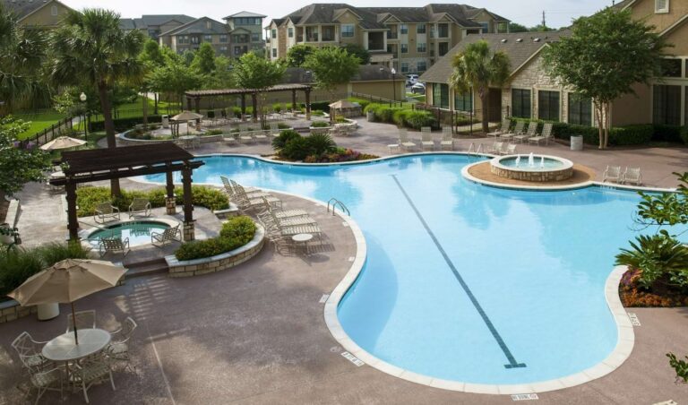 Grandea Bellfort apartments pool and building exterior, Houston