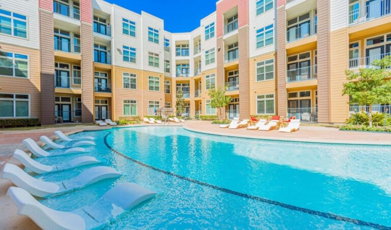 Aspire at 610 apartments pool and building exterior, Houston